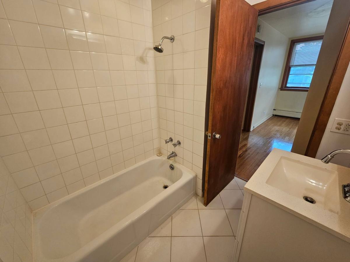 Apartment for rent at 2727 Central St #1S, Evanston, IL 60201
