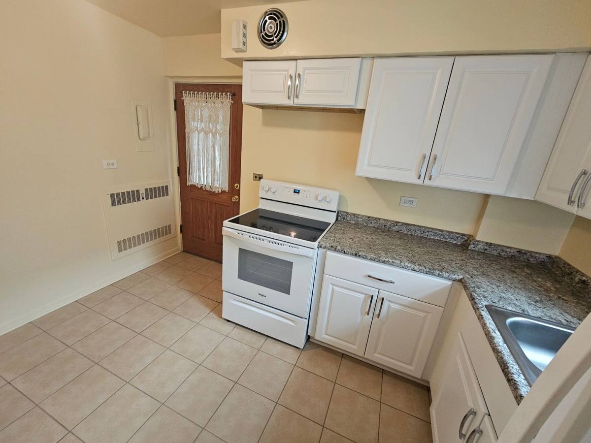 Apartment for rent at 2727 Central St #1S, Evanston, IL 60201