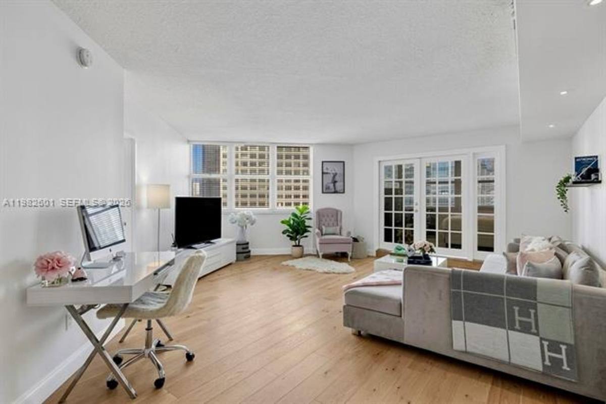 Apartment for rent at 801 Brickell Bay Dr, Miami, FL 33131