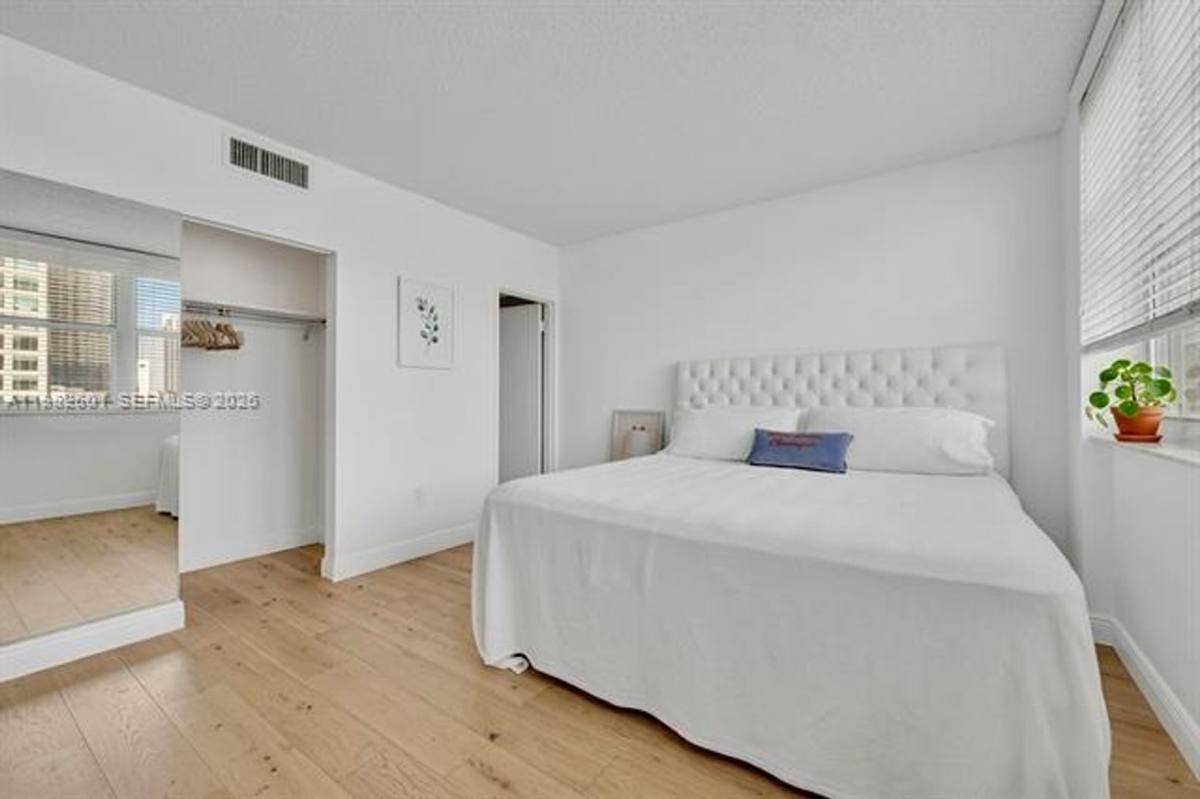 Apartment for rent at 801 Brickell Bay Dr, Miami, FL 33131