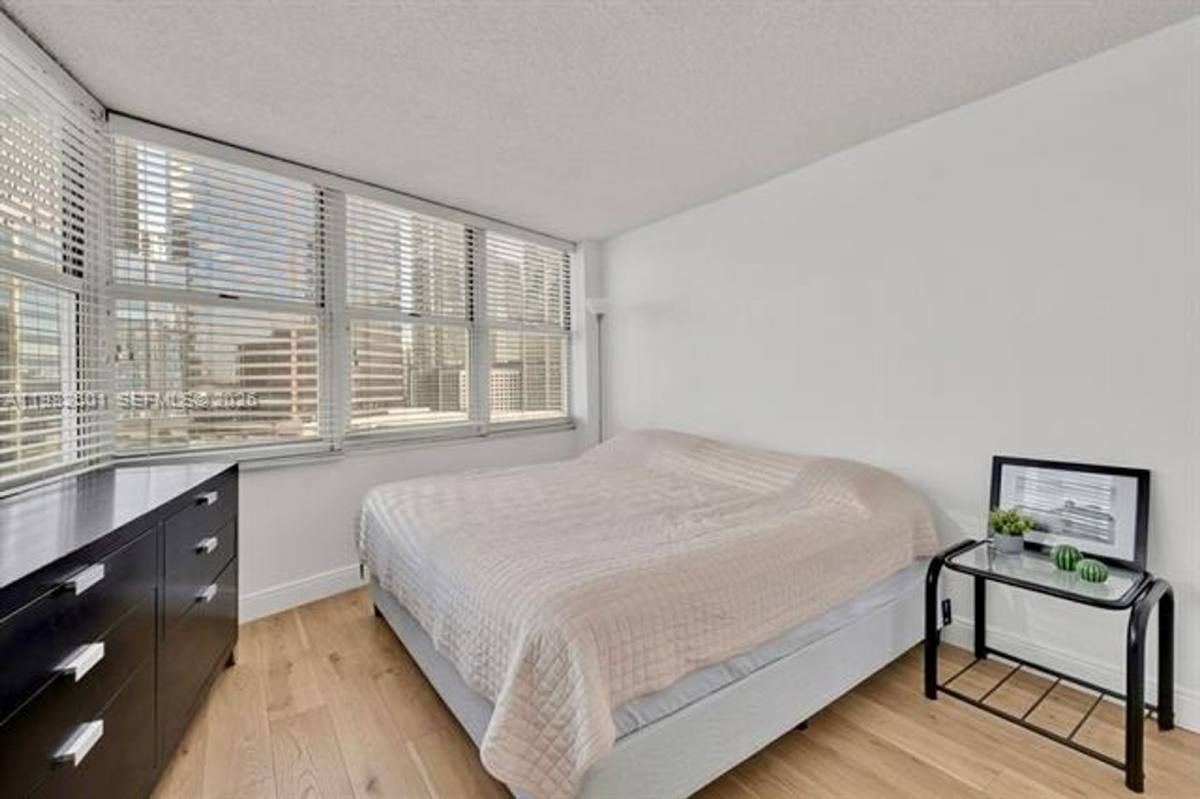 Apartment for rent at 801 Brickell Bay Dr, Miami, FL 33131