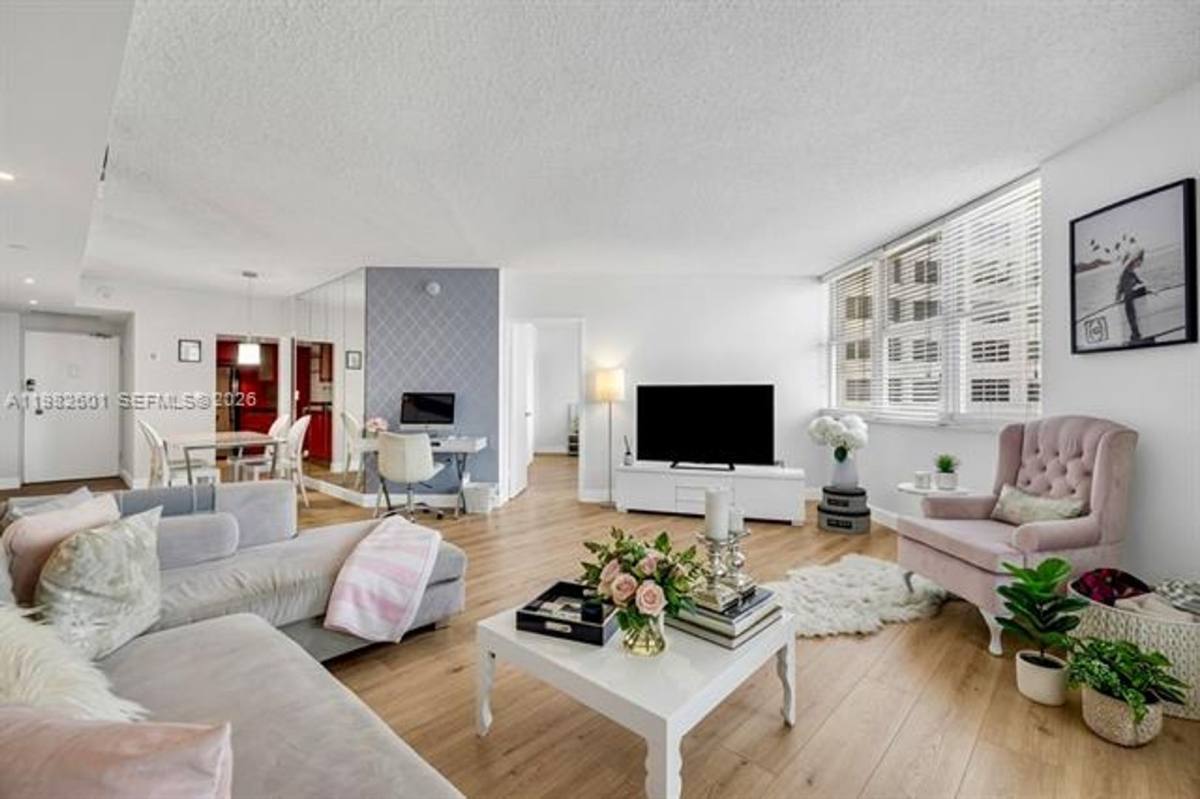 Apartment for rent at 801 Brickell Bay Dr, Miami, FL 33131