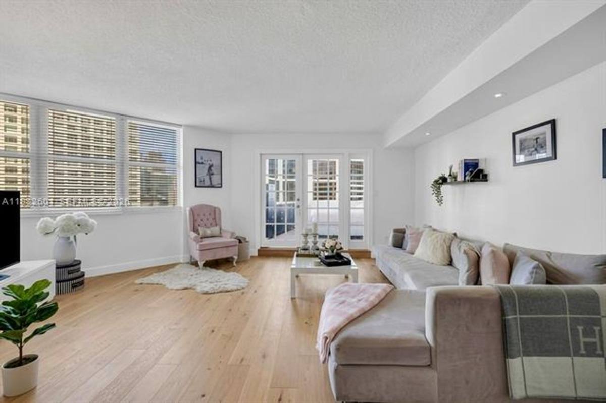 Apartment for rent at 801 Brickell Bay Dr, Miami, FL 33131