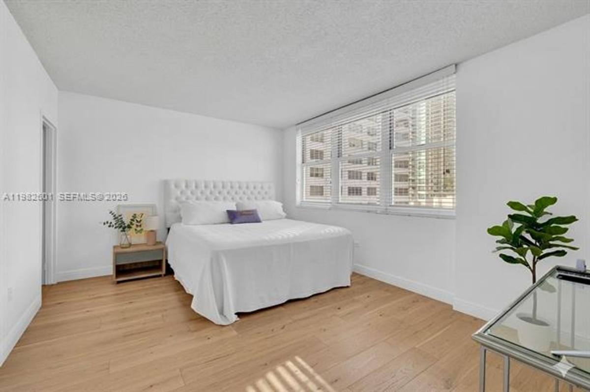 Apartment for rent at 801 Brickell Bay Dr, Miami, FL 33131