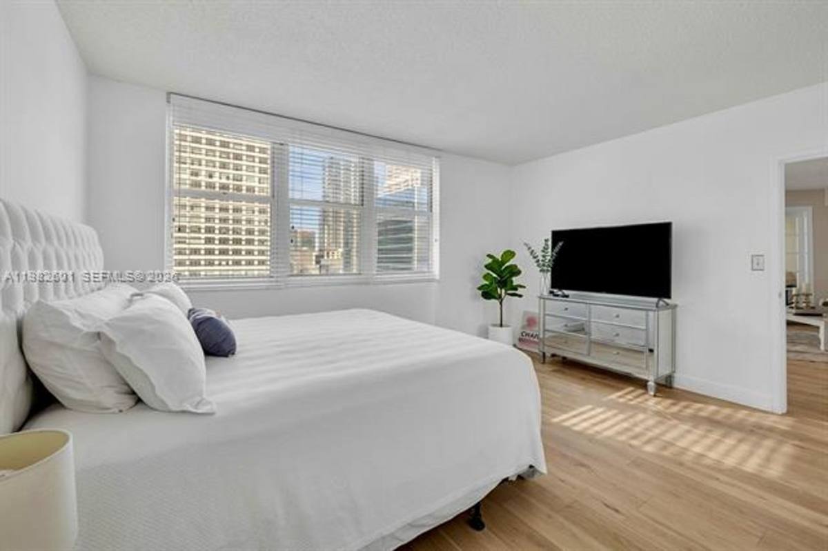 Apartment for rent at 801 Brickell Bay Dr, Miami, FL 33131