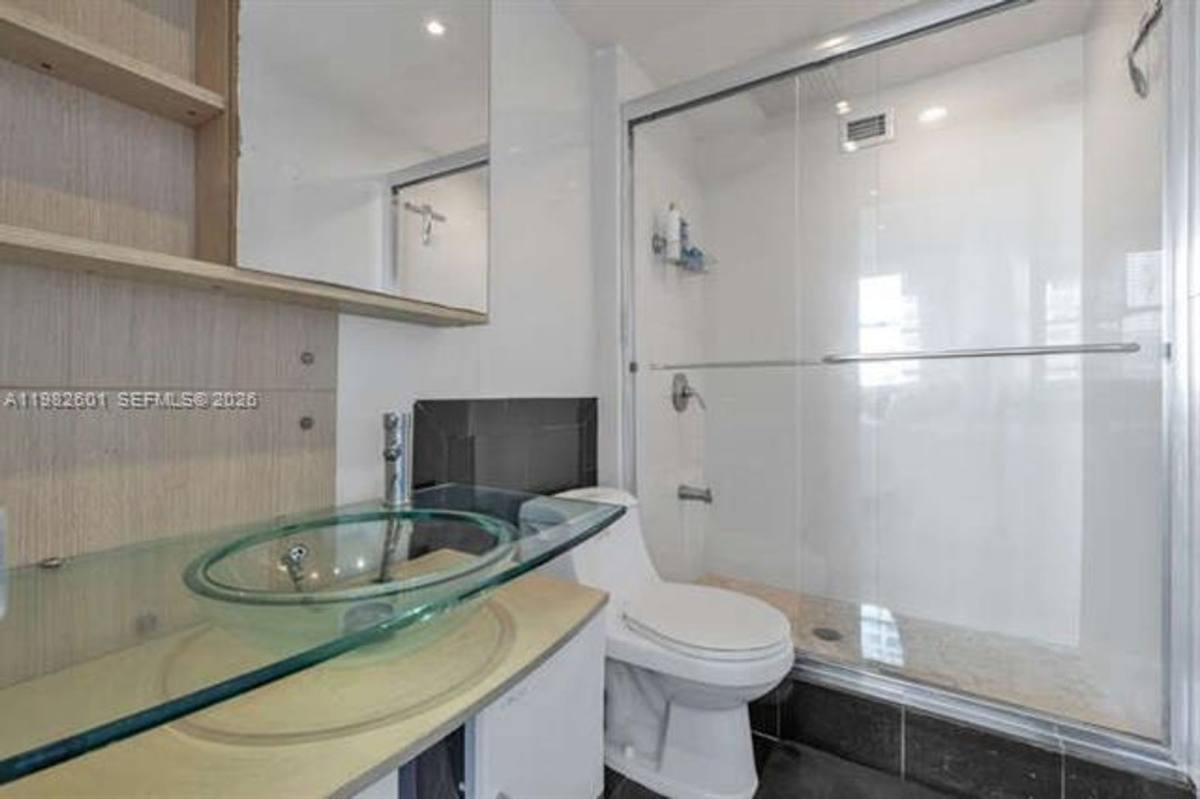 Apartment for rent at 801 Brickell Bay Dr, Miami, FL 33131