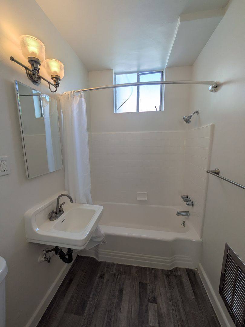 Apartment for rent at 504 Grand Blvd, Venice, CA 90291
