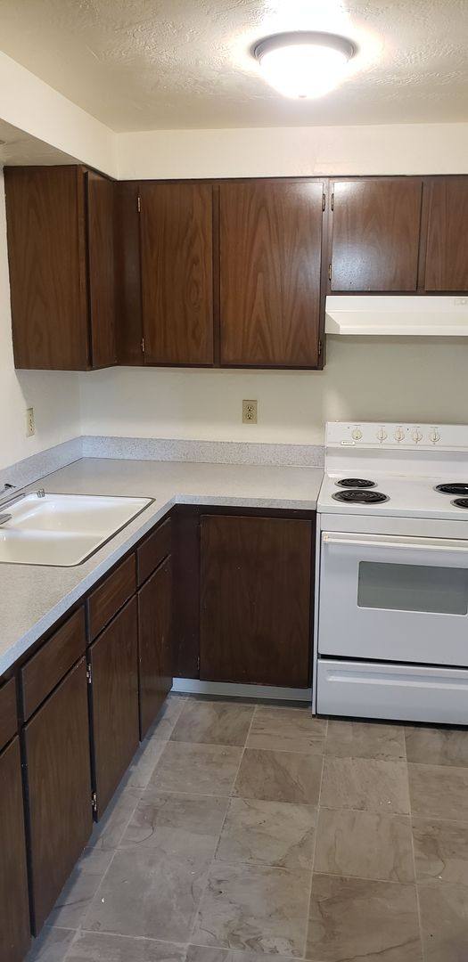Apartment for rent at 1017 J St, Springfield, OR 97477