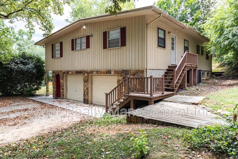House for rent at 630 Colonial Dr, Harriman, TN 37748