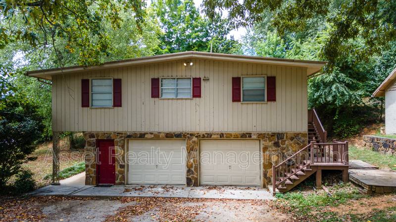 House for rent at 630 Colonial Dr, Harriman, TN 37748