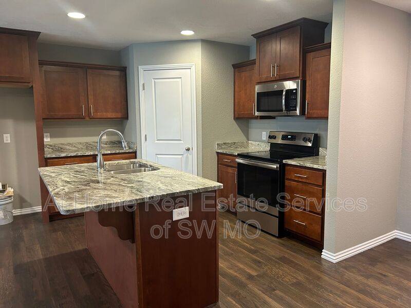 House for rent at 667 N Santa Monica Dr, Nixa, MO 65714