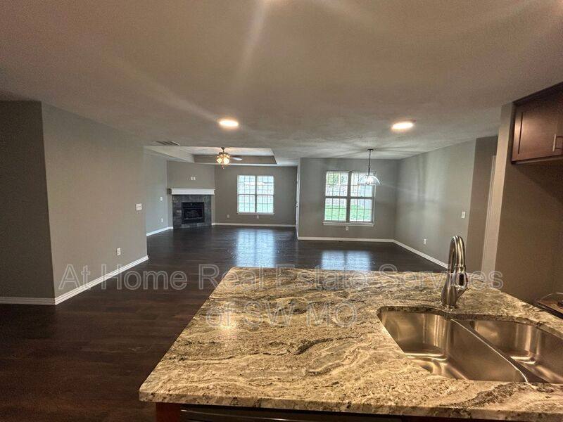 House for rent at 667 N Santa Monica Dr, Nixa, MO 65714