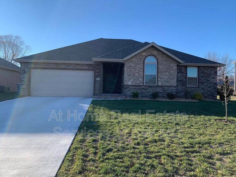 House for rent at 667 N Santa Monica Dr, Nixa, MO 65714