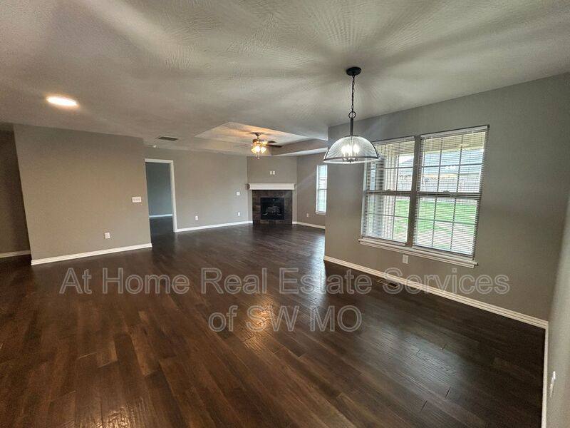 House for rent at 667 N Santa Monica Dr, Nixa, MO 65714
