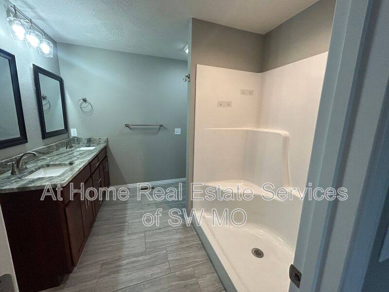 House for rent at 667 N Santa Monica Dr, Nixa, MO 65714