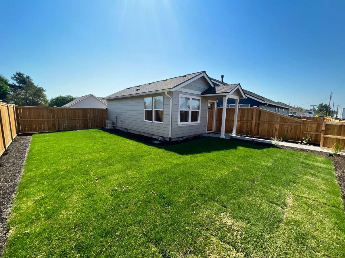Townhouse for rent at 210 SW 17th St, Redmond, OR 97756