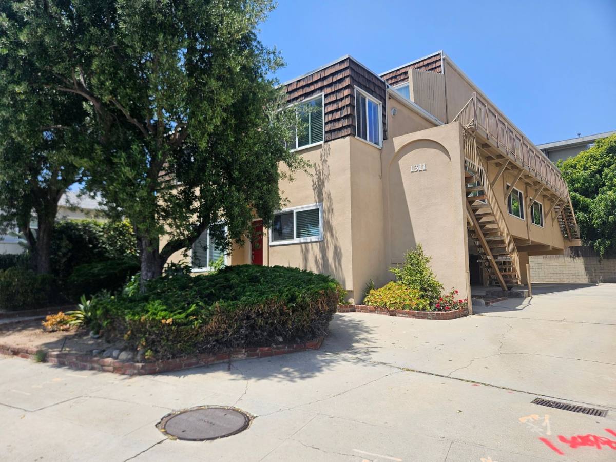 Townhouse for rent at 1311 Manhattan Beach Blvd, Manhattan Beach, CA 90266