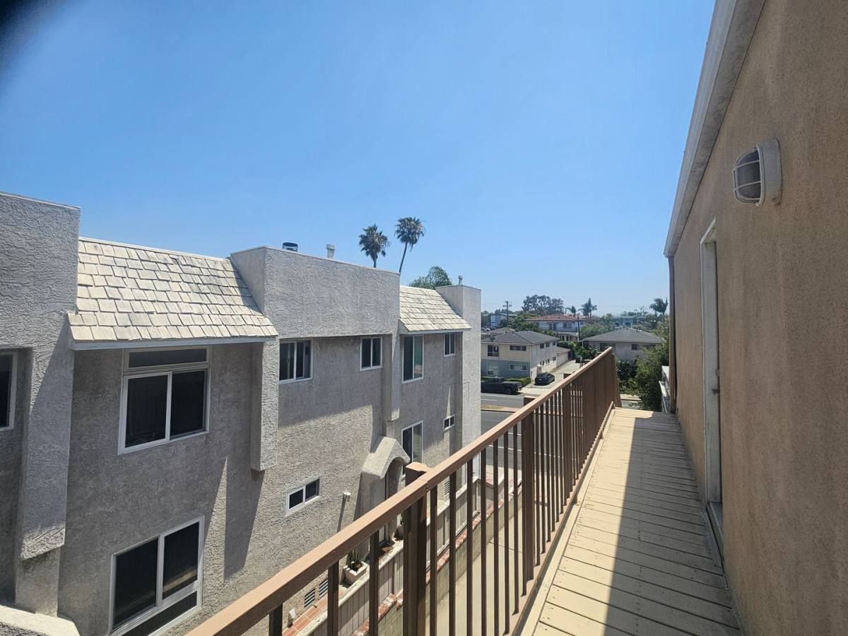 Townhouse for rent at 1311 Manhattan Beach Blvd, Manhattan Beach, CA 90266