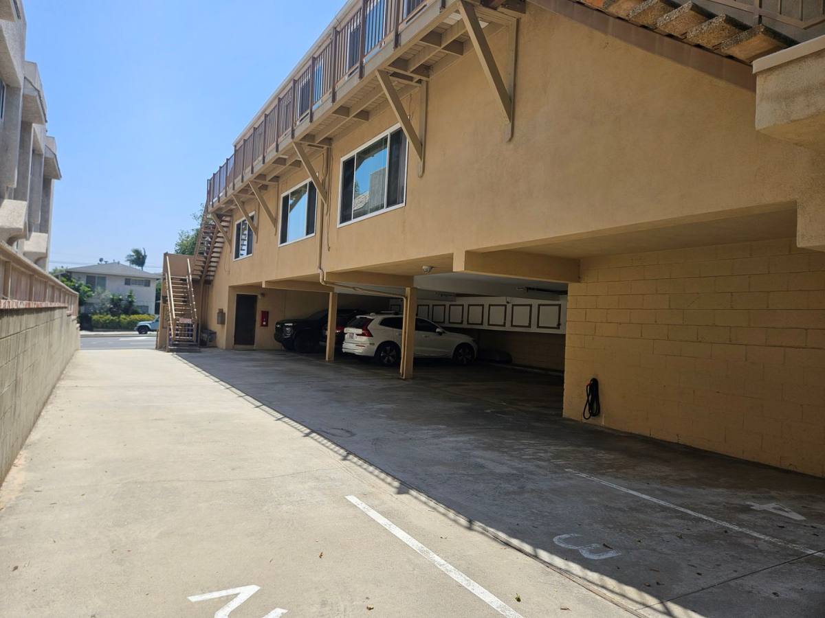 Townhouse for rent at 1311 Manhattan Beach Blvd, Manhattan Beach, CA 90266