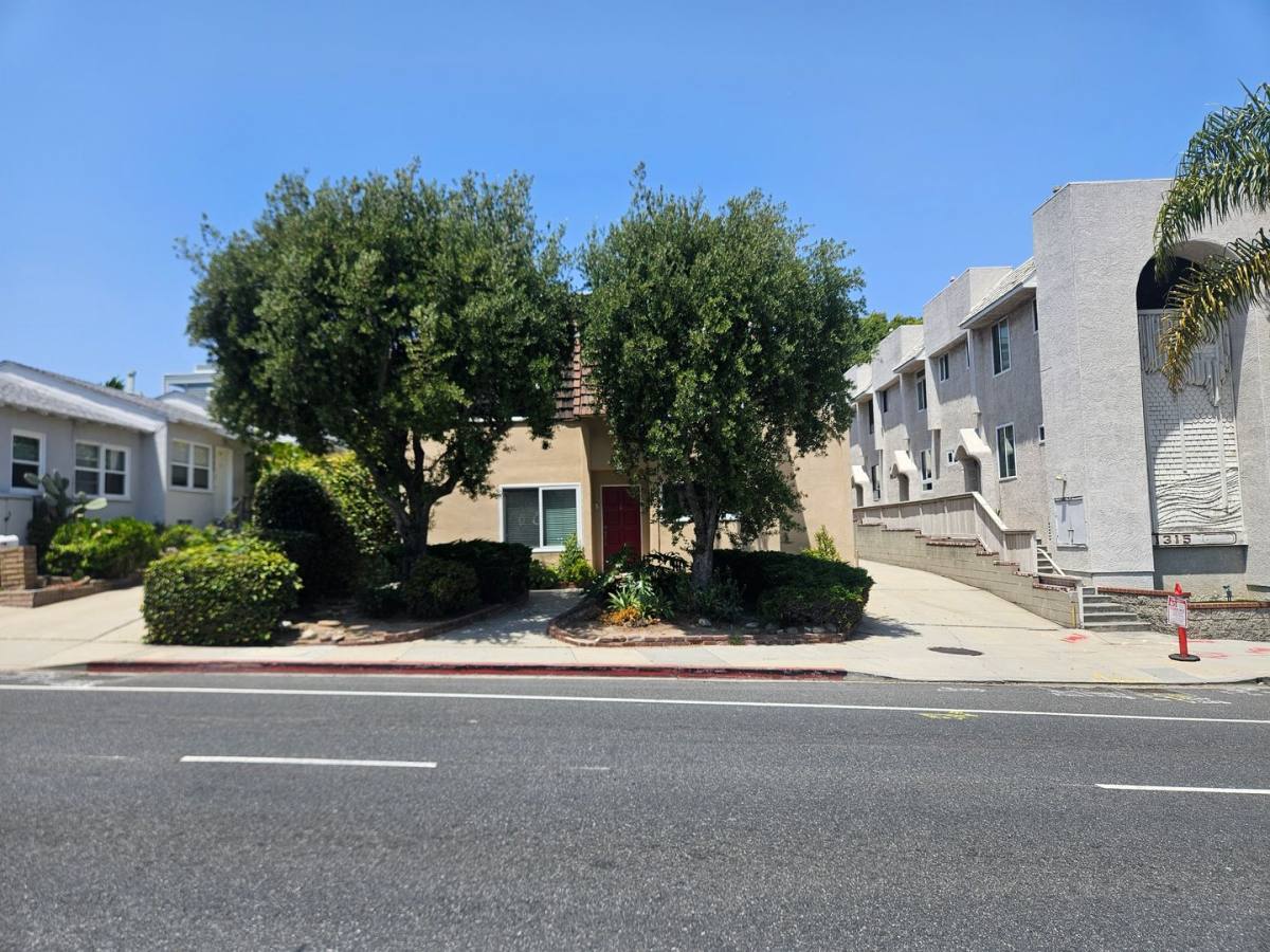 Townhouse for rent at 1311 Manhattan Beach Blvd, Manhattan Beach, CA 90266