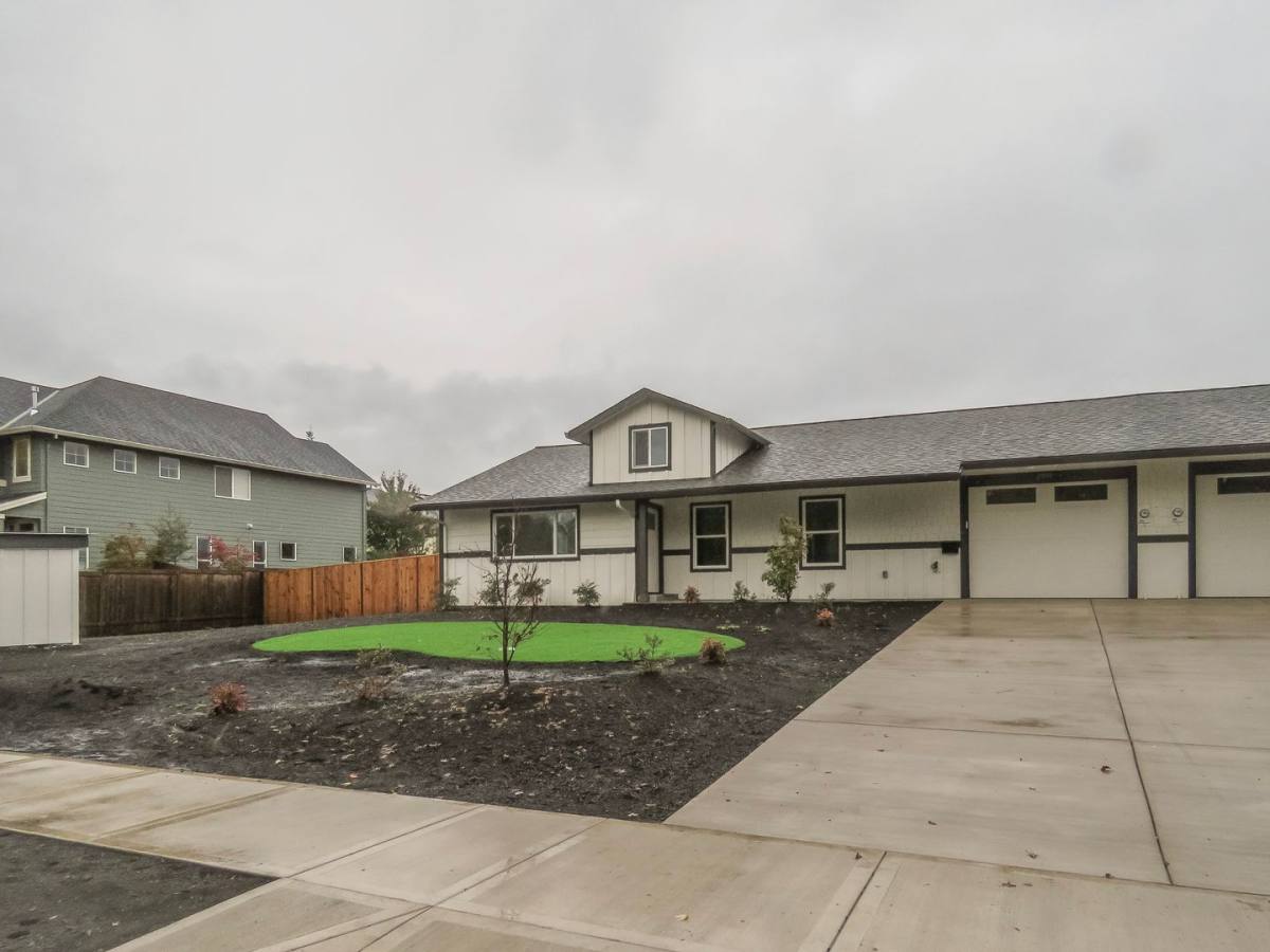 Townhouse for rent at 2900 N Crater Lane, Newberg, OR 97132