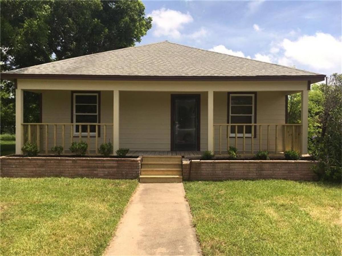 House for rent at 102 N Ave, Freeport, TX 77541
