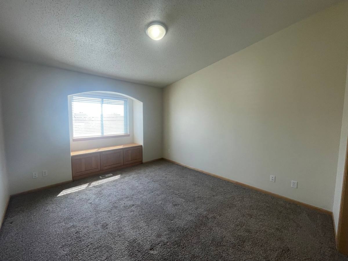 House for rent at 1074 Parkway Dr, West Fargo, ND 58078