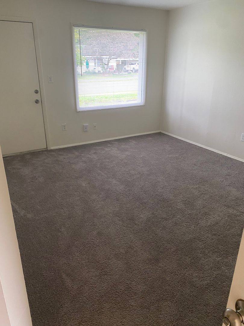 Apartment for rent at 4144 Airport Rd, Waterford, MI 48329