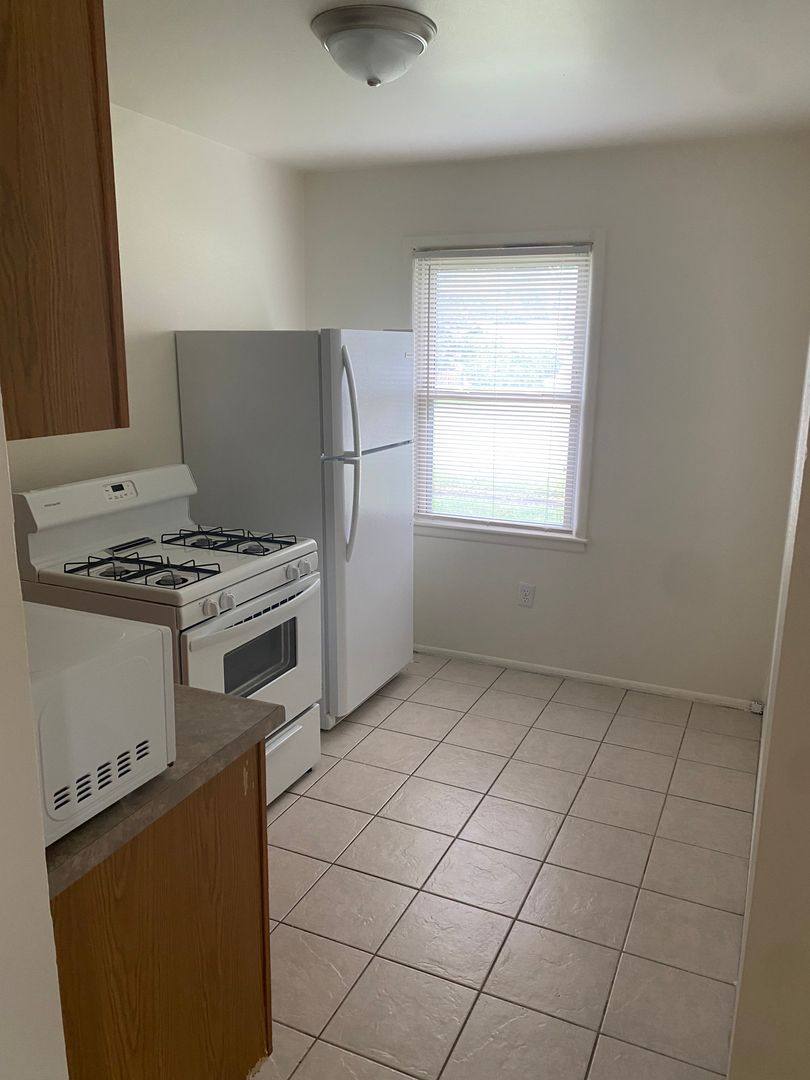 Apartment for rent at 4144 Airport Rd, Waterford, MI 48329