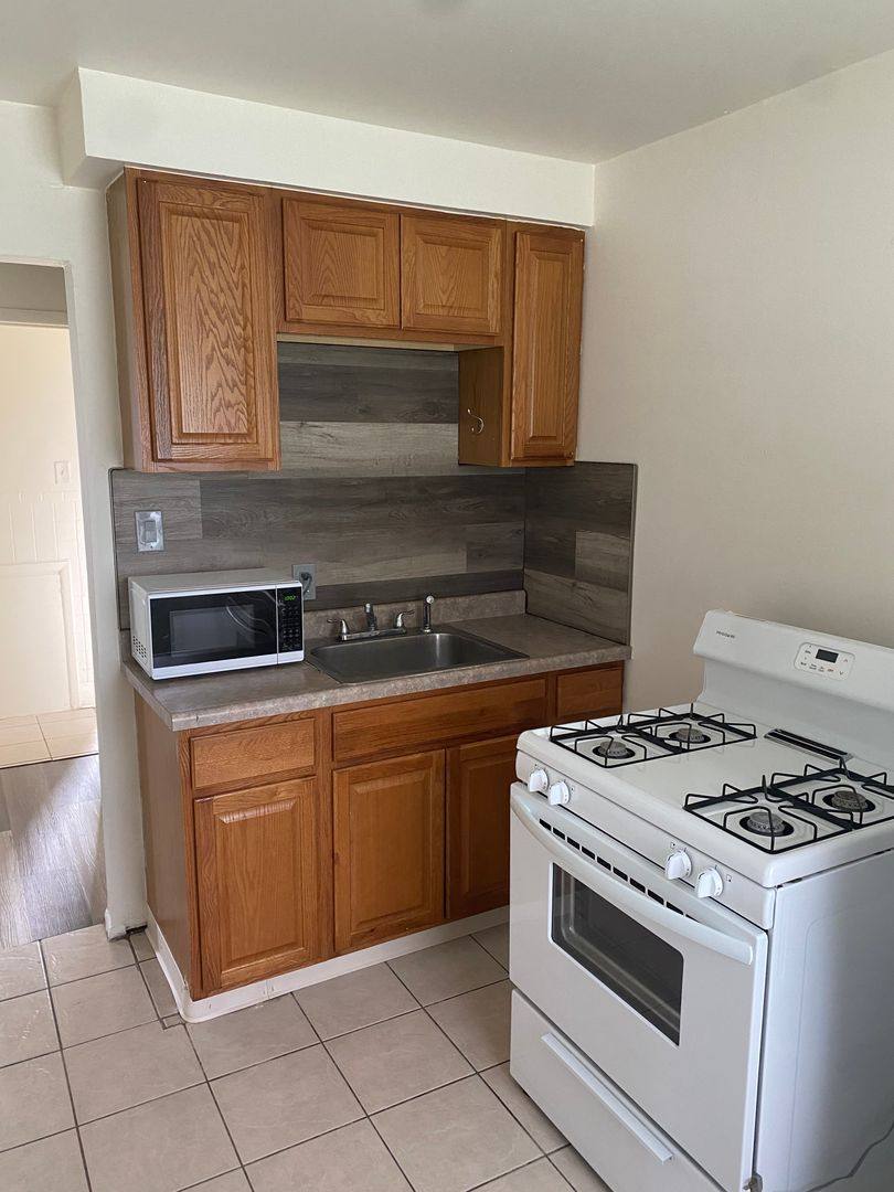 Apartment for rent at 4144 Airport Rd, Waterford, MI 48329