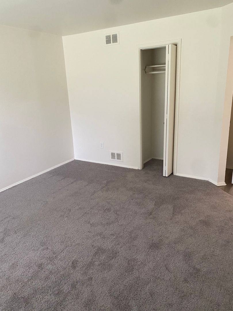 Apartment for rent at 4144 Airport Rd, Waterford, MI 48329