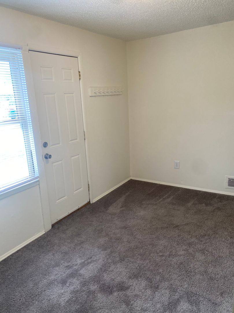 Apartment for rent at 4144 Airport Rd, Waterford, MI 48329