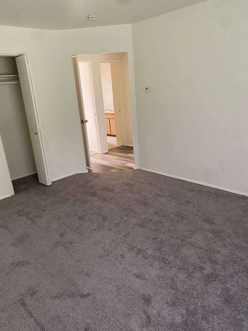 Apartment for rent at 4144 Airport Rd, Waterford, MI 48329