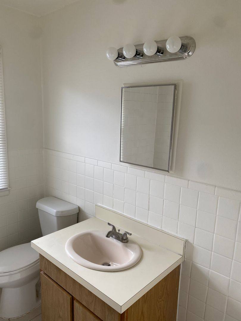 Apartment for rent at 4144 Airport Rd, Waterford, MI 48329