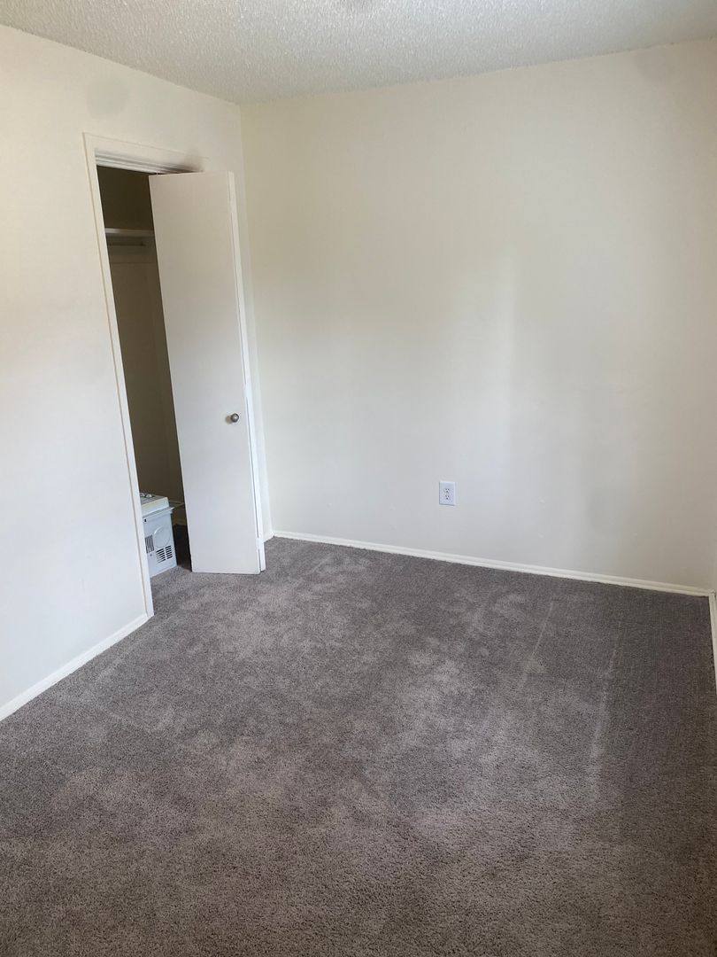 Apartment for rent at 4144 Airport Rd, Waterford, MI 48329