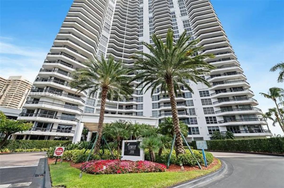 Apartment for rent at 19195 Mystic Pointe Dr, Miami, FL 33180
