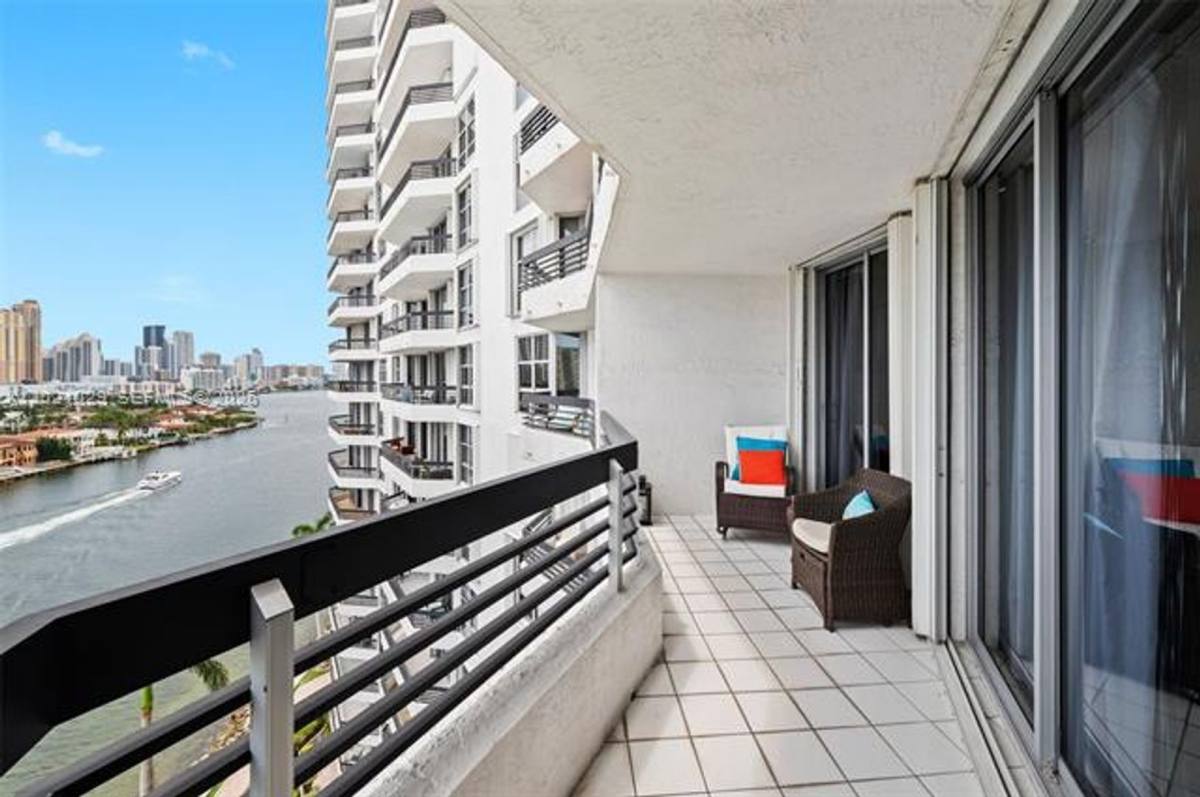 Apartment for rent at 19195 Mystic Pointe Dr, Miami, FL 33180