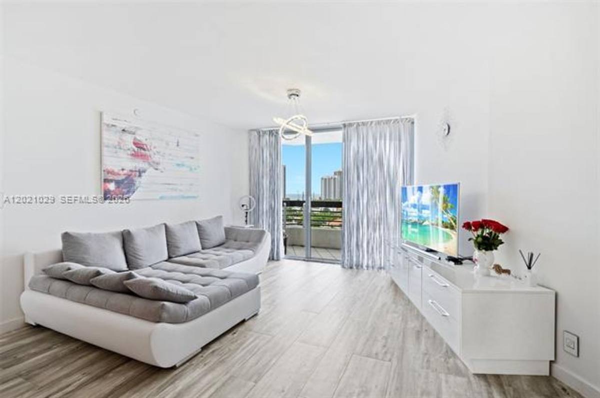 Apartment for rent at 19195 Mystic Pointe Dr, Miami, FL 33180