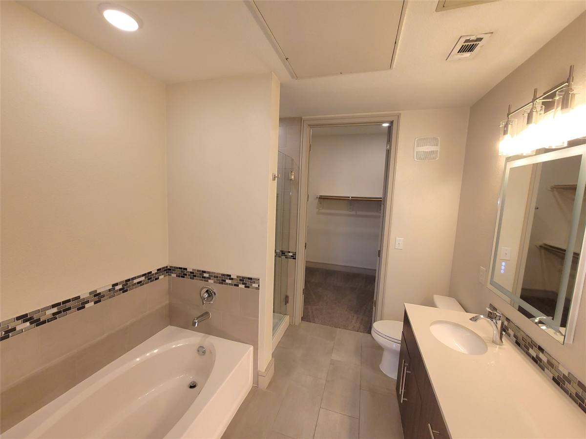 Apartment for rent at 1800 St Joseph Parkway, Houston, TX 77003