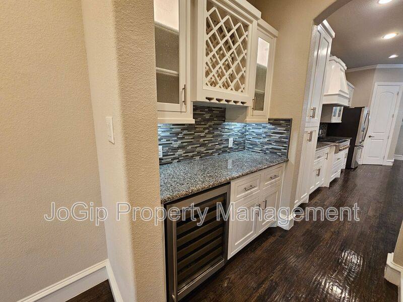 House for rent at 988 Shadyside Lane, Dallas, TX 75223