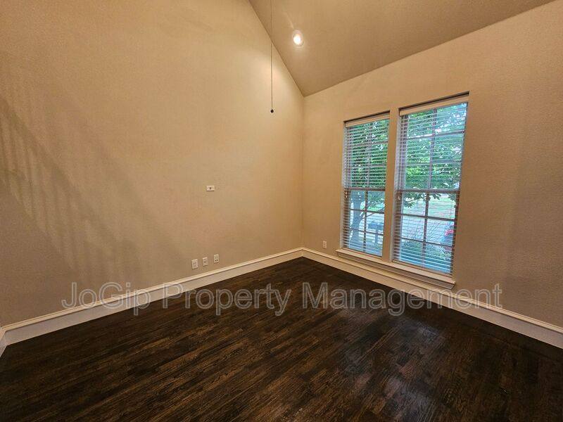 House for rent at 988 Shadyside Lane, Dallas, TX 75223