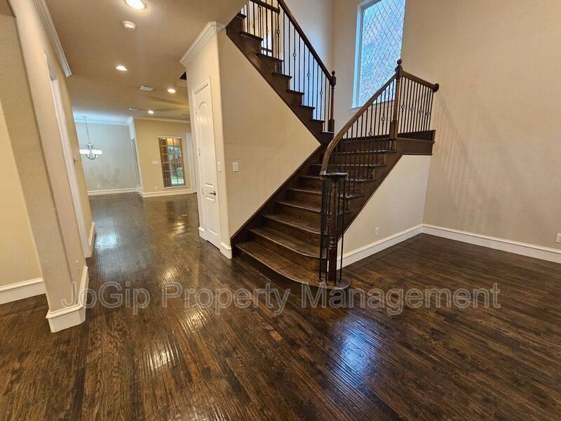 House for rent at 988 Shadyside Lane, Dallas, TX 75223