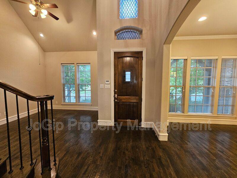 House for rent at 988 Shadyside Lane, Dallas, TX 75223