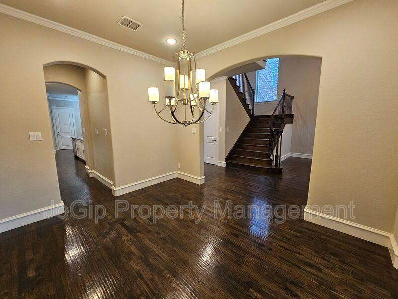 House for rent at 988 Shadyside Lane, Dallas, TX 75223