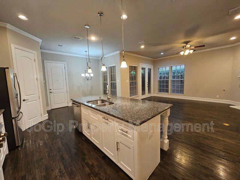 House for rent at 988 Shadyside Lane, Dallas, TX 75223