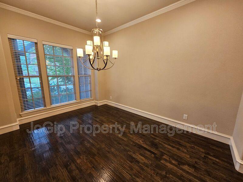 House for rent at 988 Shadyside Lane, Dallas, TX 75223