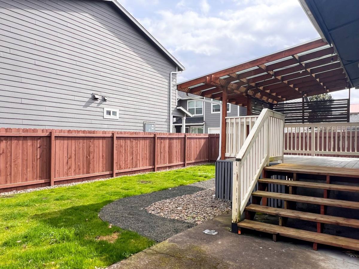 House for rent at 253 S 3rd St, Lebanon, OR 97355