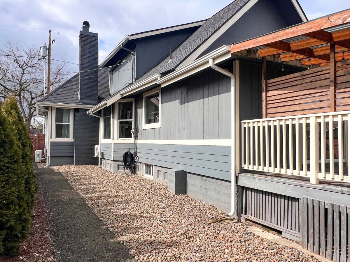 House for rent at 253 S 3rd St, Lebanon, OR 97355