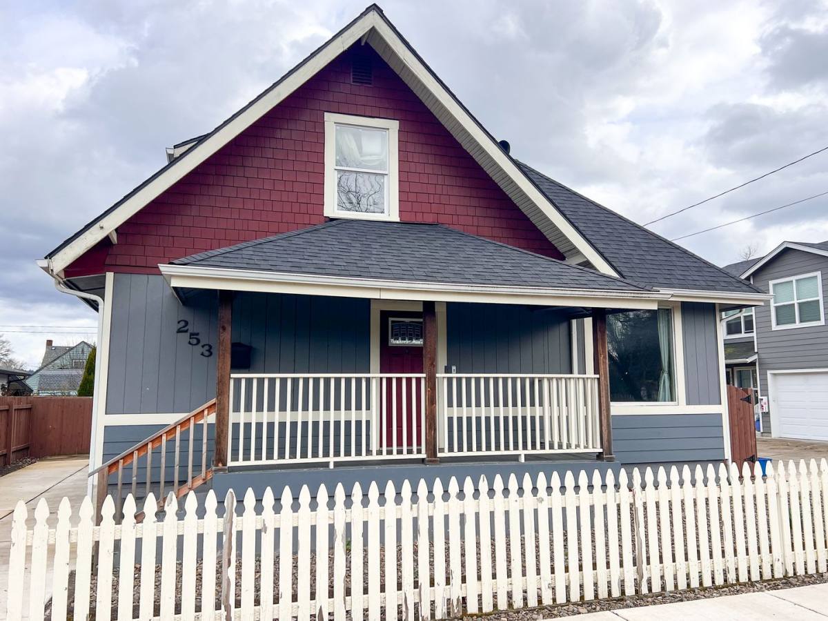 House for rent at 253 S 3rd St, Lebanon, OR 97355