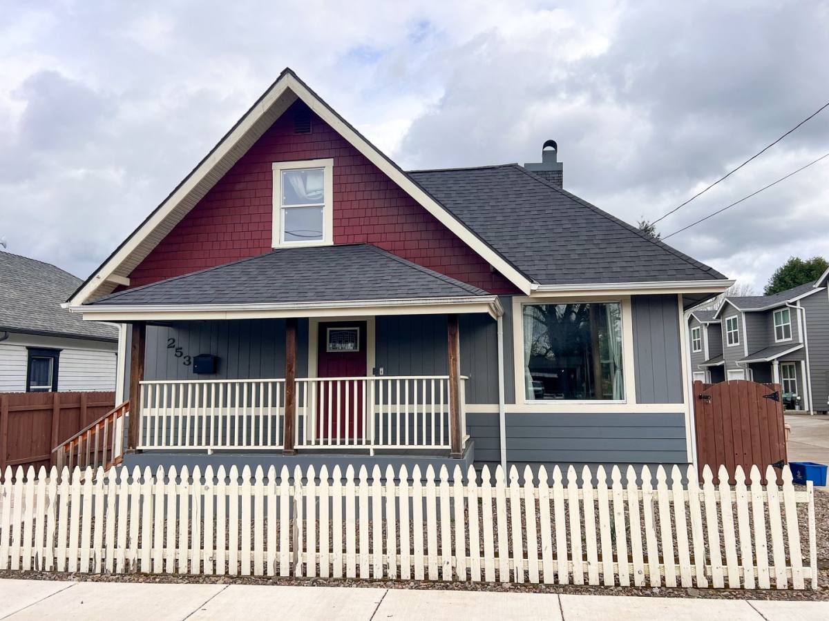 House for rent at 253 S 3rd St, Lebanon, OR 97355